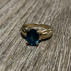 Timeless authentic 14 carat gold and sapphire ring